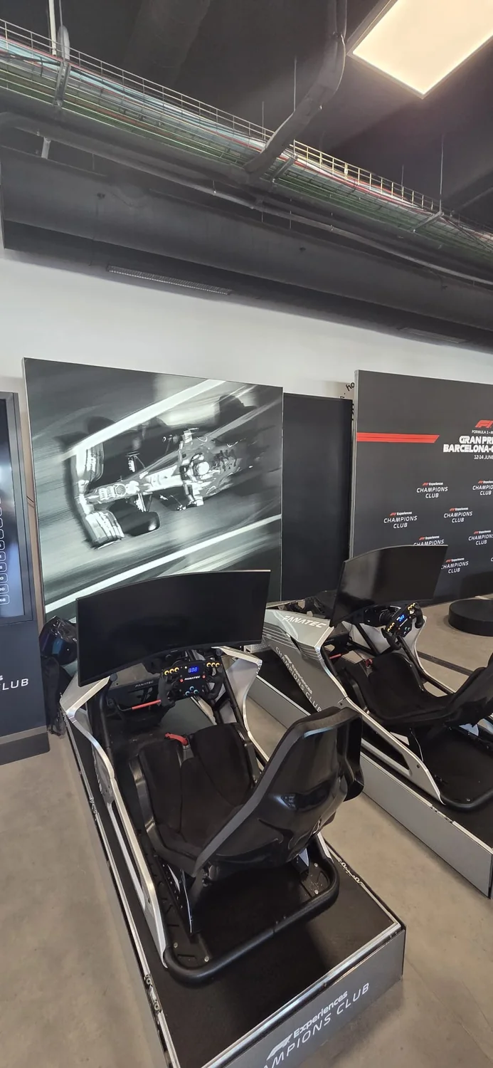 Simuladores del F1 Champions Club montados sobre plataformas en sala
