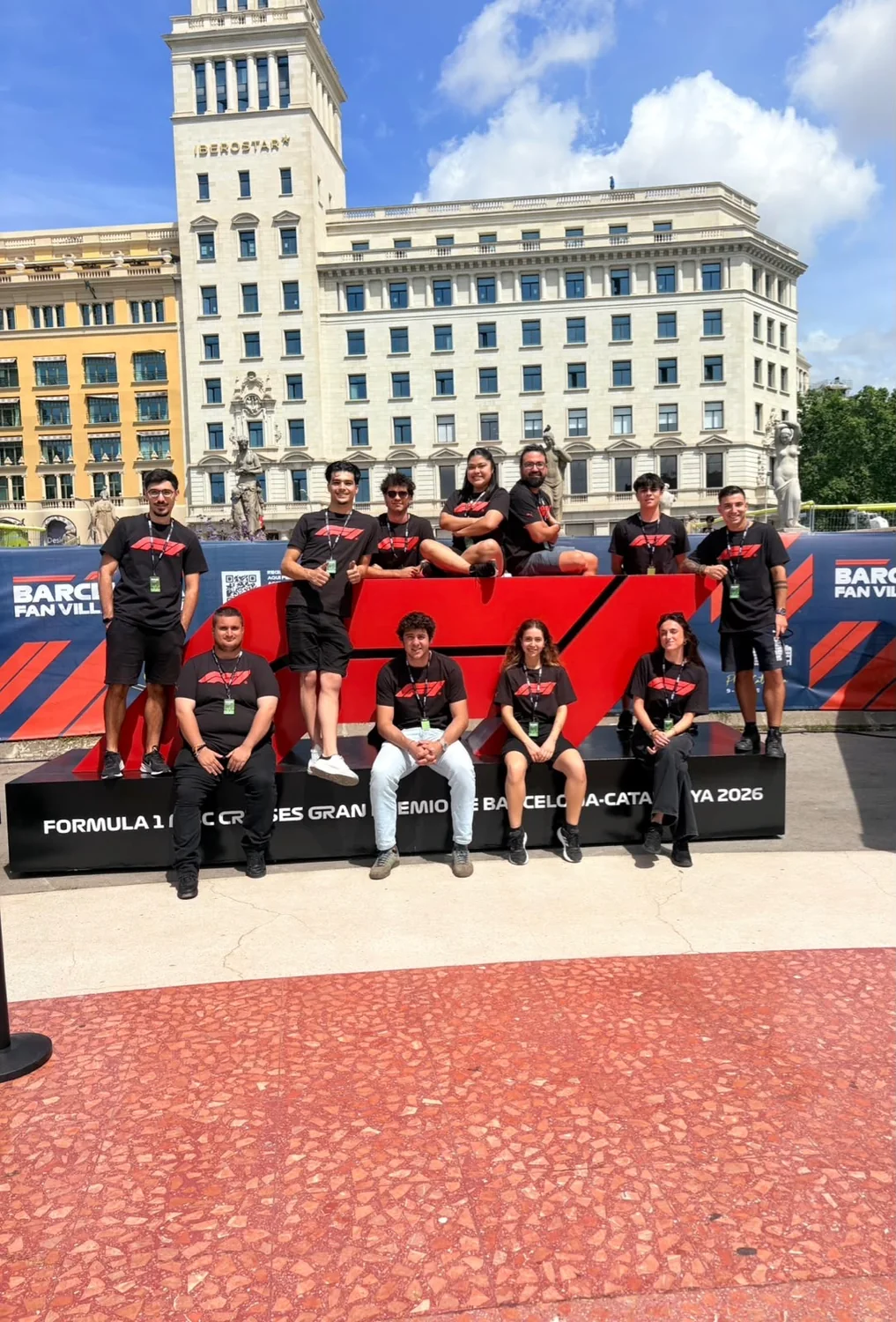 Equipo de The Middle Path en el Fan Village de Fórmula 1 en Plaça Catalunya, Barcelona