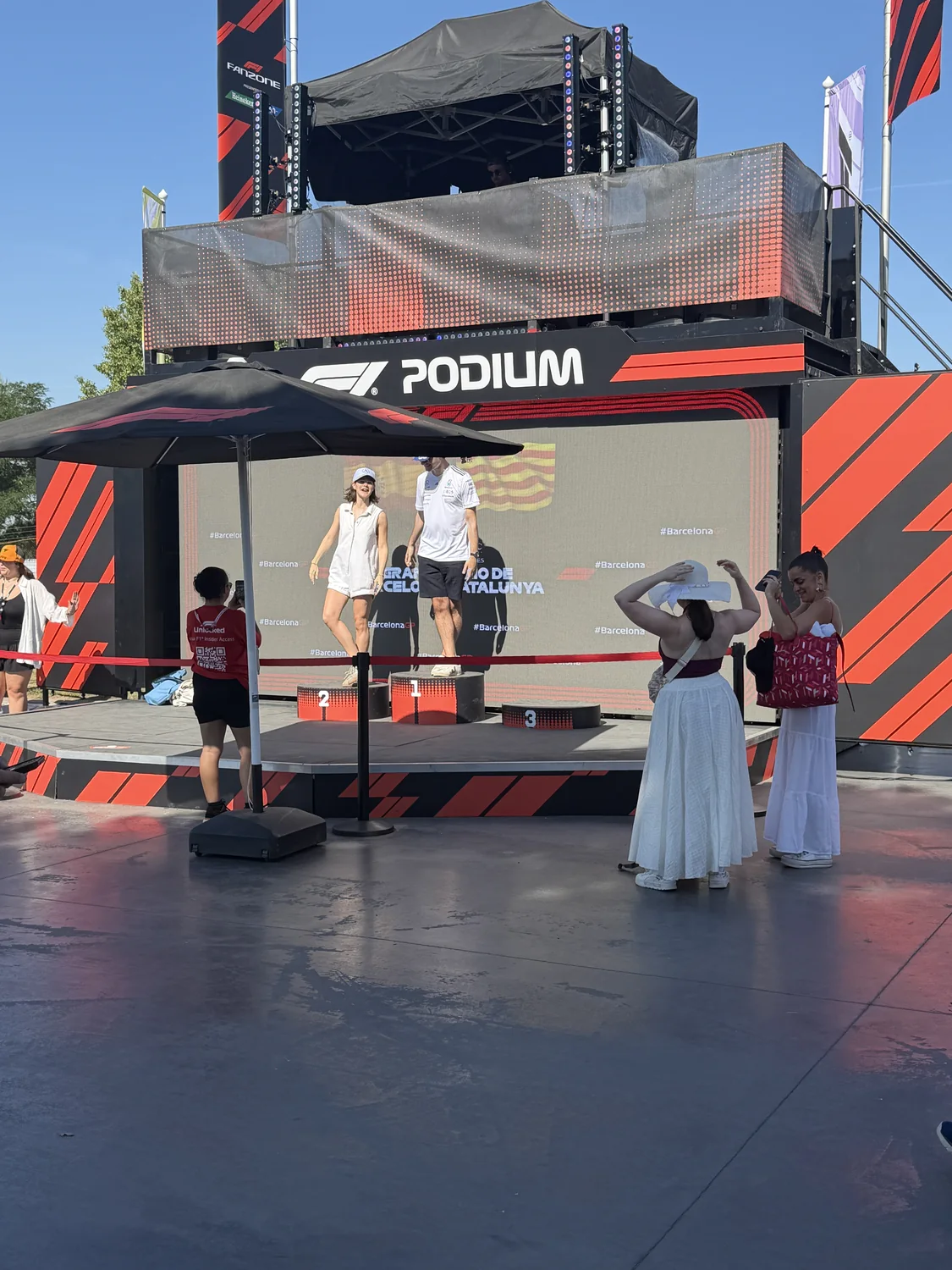 Público fotografiándose en el podio de la Fan Zone del Gran Premio de Barcelona-Catalunya