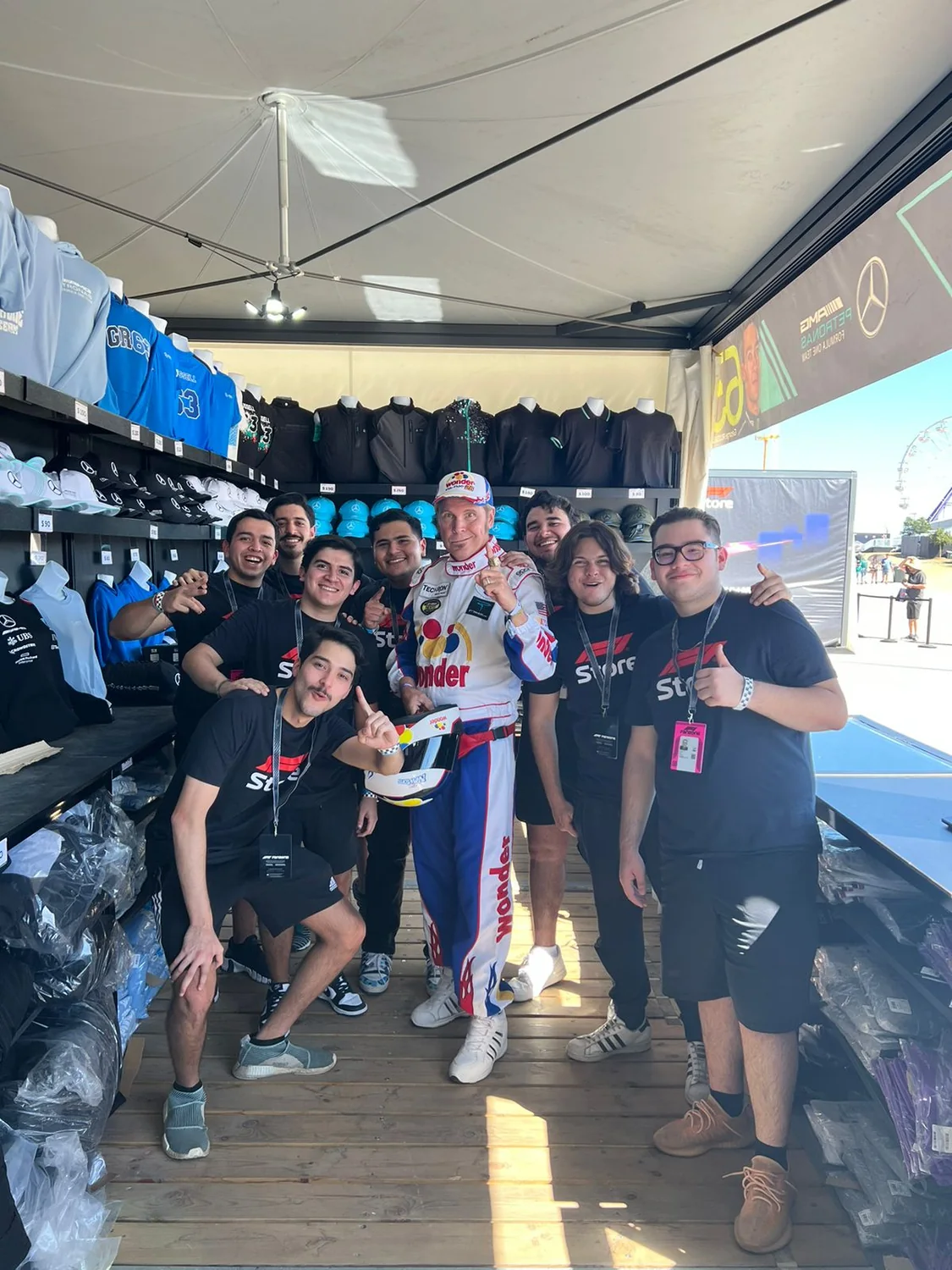 Parte del equipo de la F1 Store dentro de la tienda de Mercedes-AMG PETRONAS en circuito