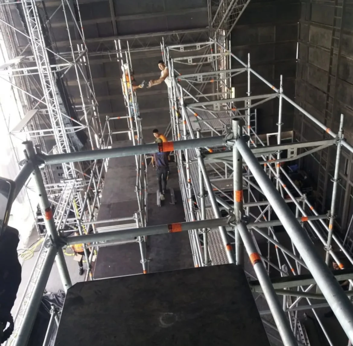 Trabajo en altura sobre la estructura de andamio del escenario