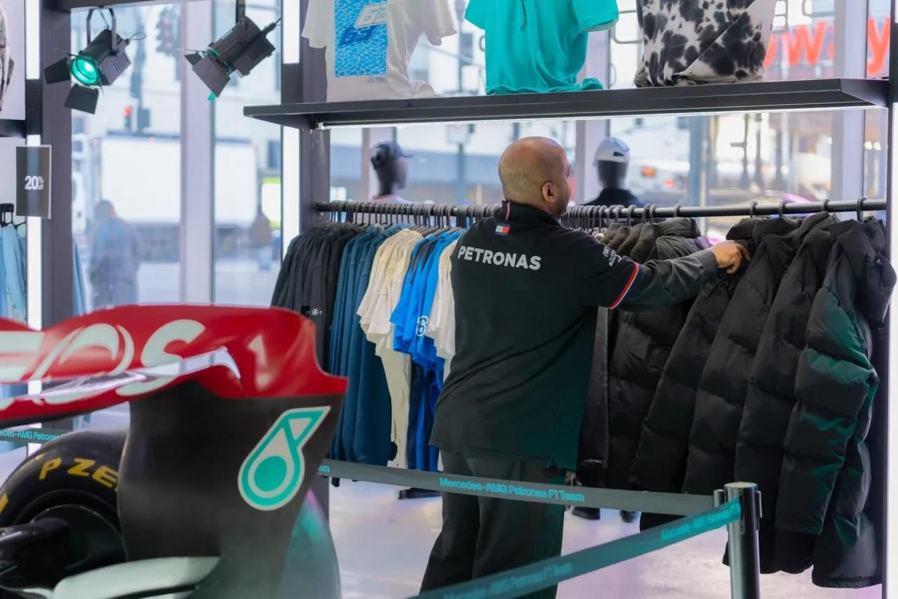 Reposición de producto en los percheros durante la jornada de tienda