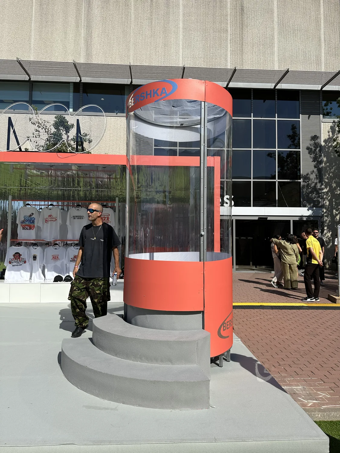 Instalación cilíndrica branded en la entrada de una tienda de moda