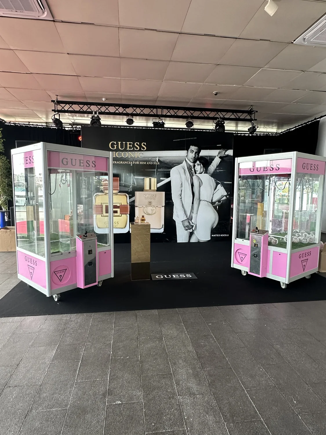 Máquinas de premios personalizadas con la imagen de una marca de moda en un lanzamiento de producto