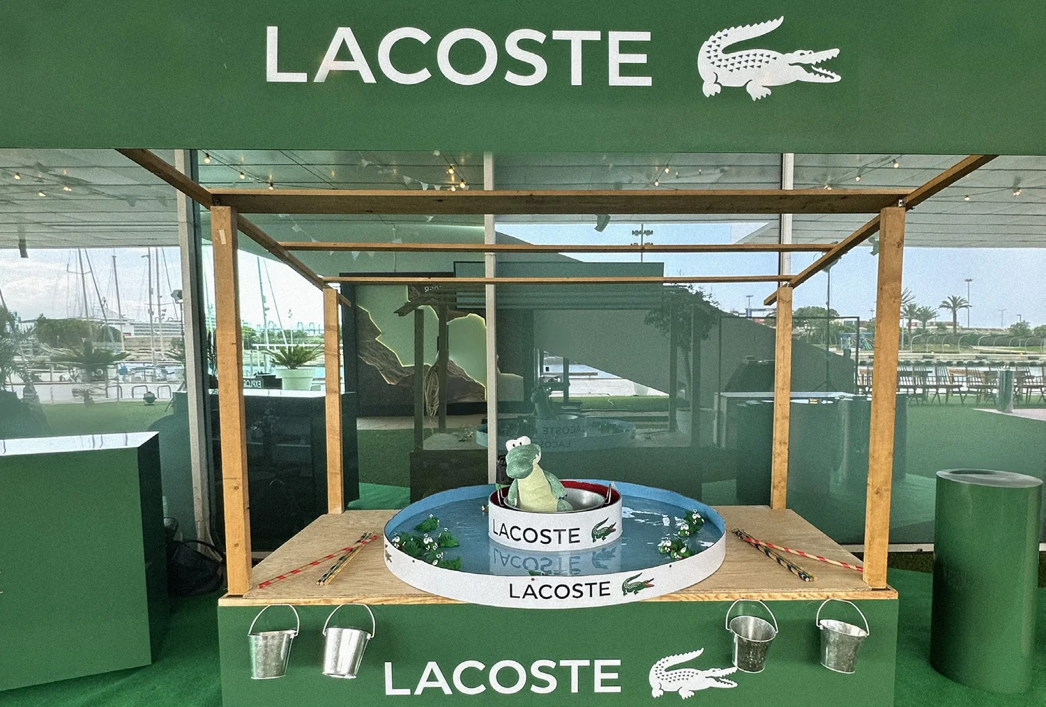 Activación de marca con pesca de patos y estructura de madera branded en un club náutico