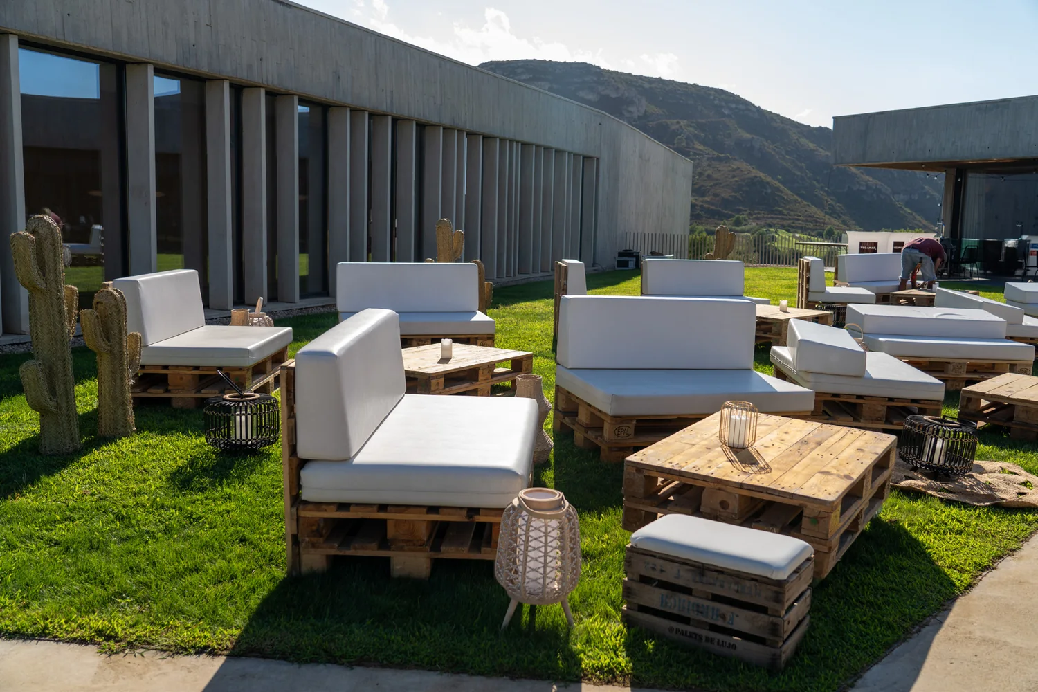 Zona lounge con mobiliario de palé montada en exterior