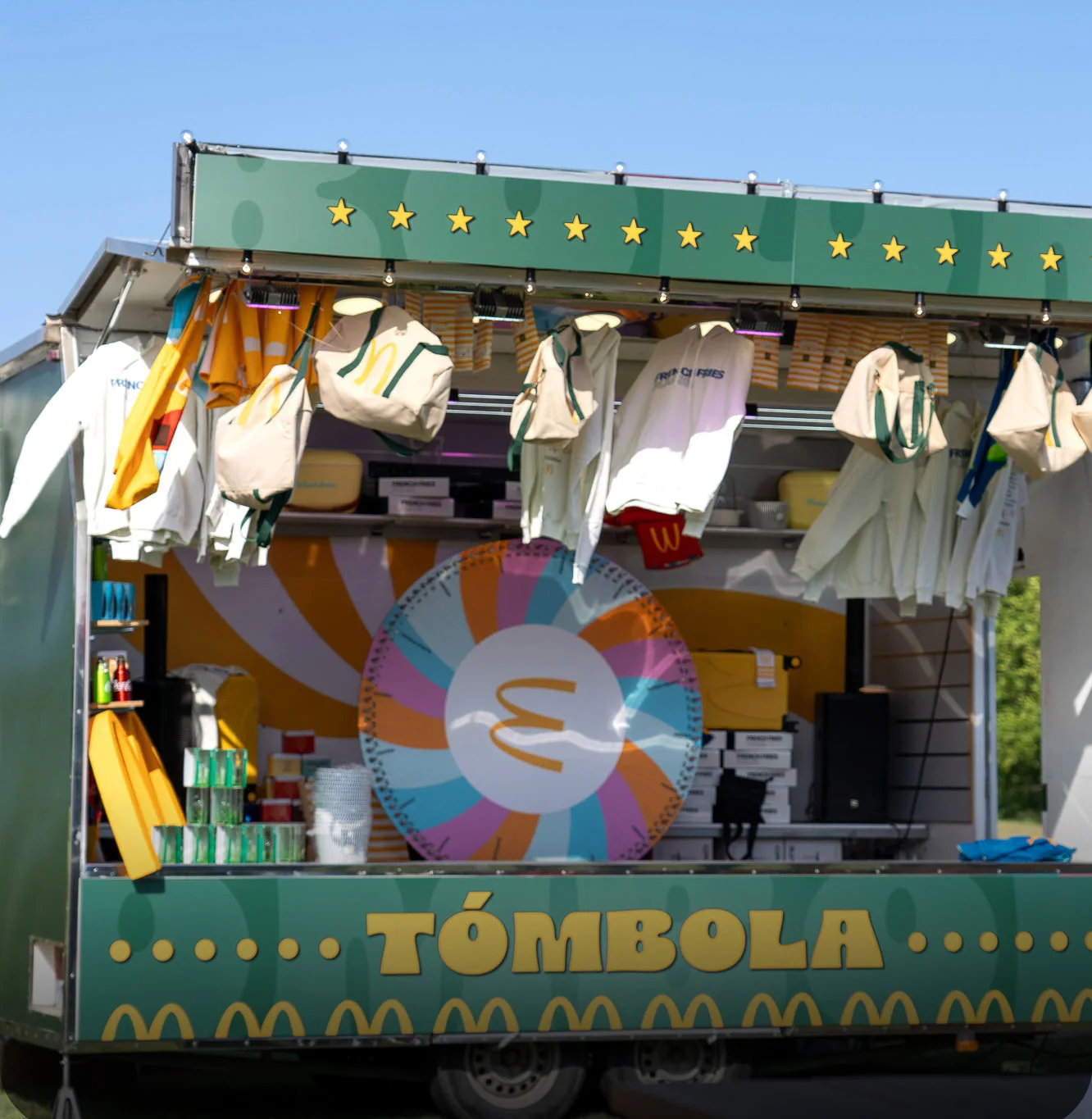 Tómbola de feria personalizada con la identidad de una marca de restauración