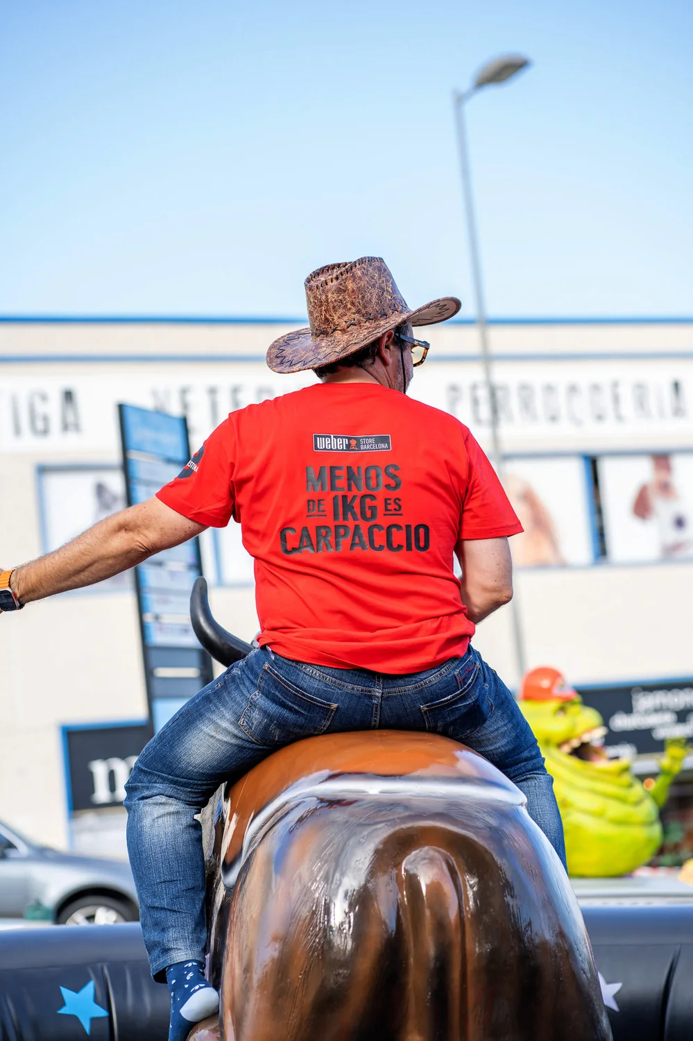 Toro mecánico branded en una activación de marca en exterior